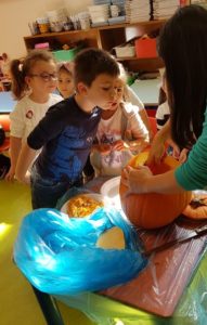 Halloween 2019_Infanzia Garibaldi_Preparazione zucca_Sez C_2