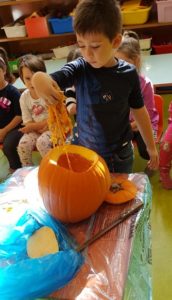 Halloween 2019_Infanzia Garibaldi_Preparazione zucca_Sez C_5
