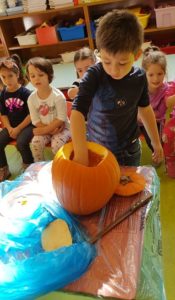 Halloween 2019_Infanzia Garibaldi_Preparazione zucca_Sez C_4