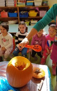Halloween 2019_Infanzia Garibaldi_Preparazione zucca_Sez C_3