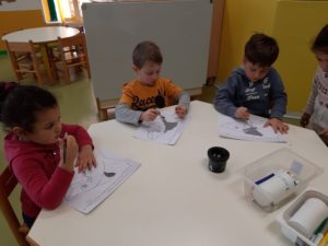 Bambini che pitturano Sezione B_2