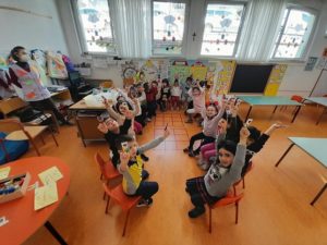 Bambini che giocano con le mascherine italiane