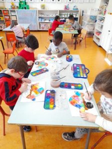 Bambini che colorano